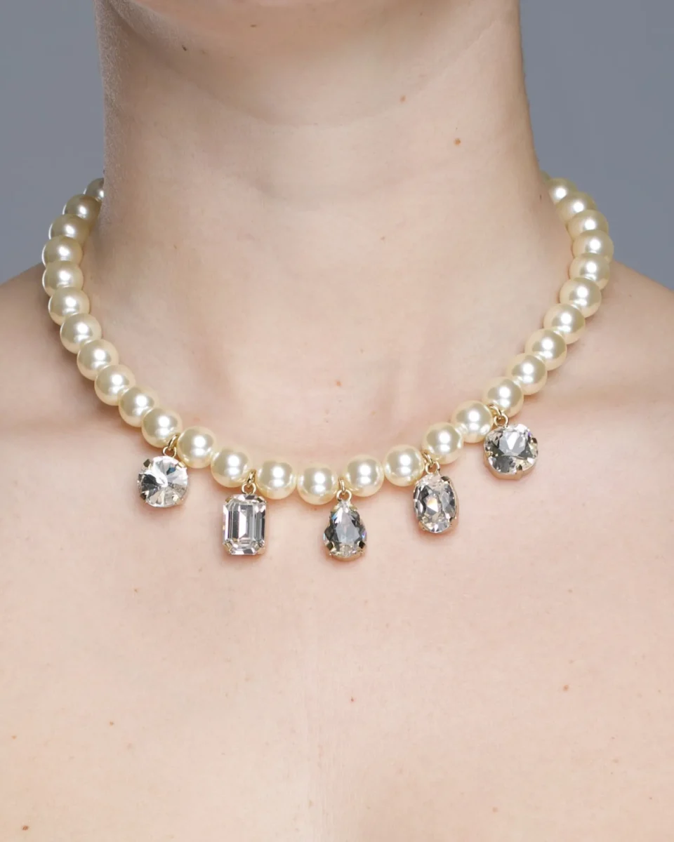 Collana Etro impreziosita da inserti in metallo e... - Depop Collana Etro impreziosita da inserti in metallo e... - Depop